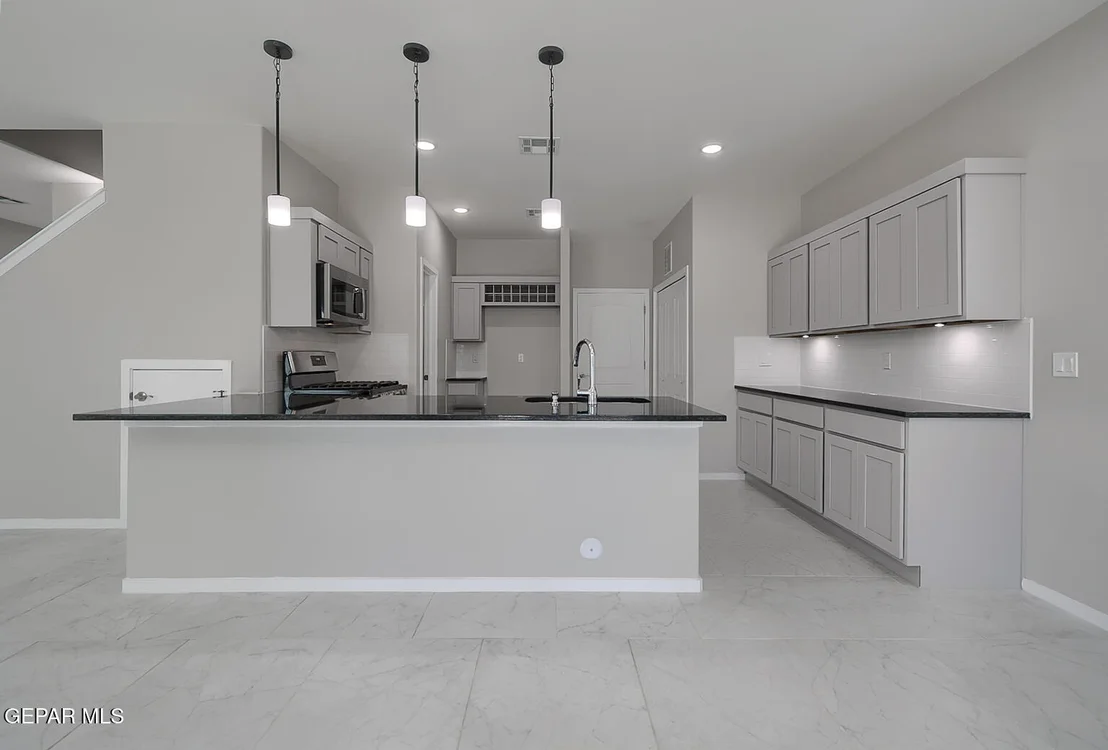 Photo of 15100 COMPOSITION Avenue