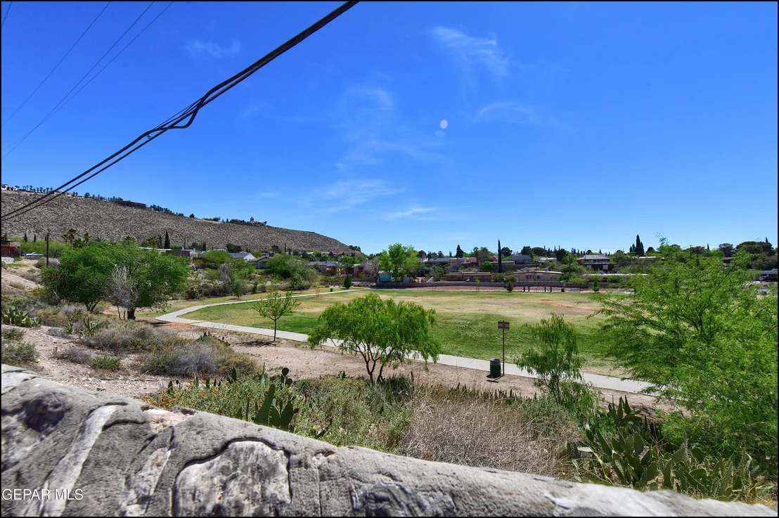 Photo of 912 MESITA Drive