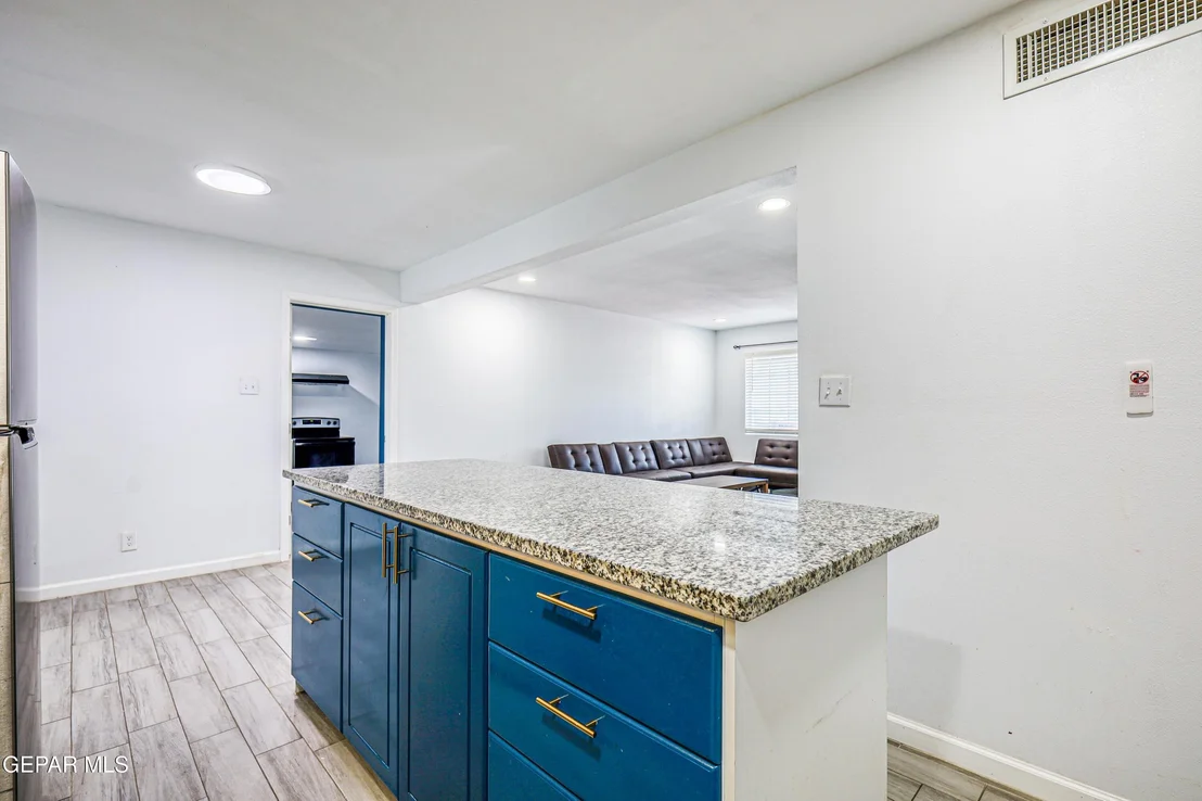 Photo of 232 E BORDERLAND Road