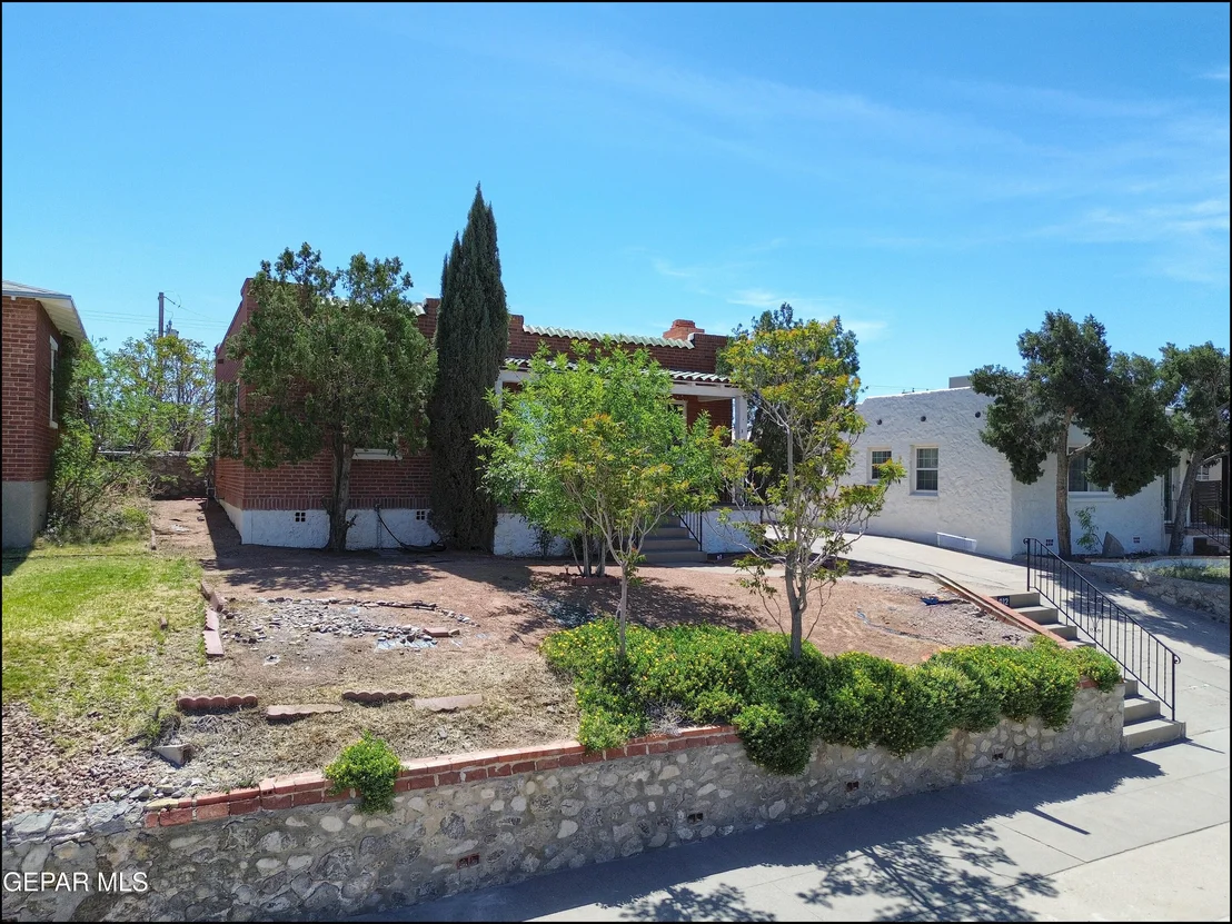 Photo of 912 MESITA Drive