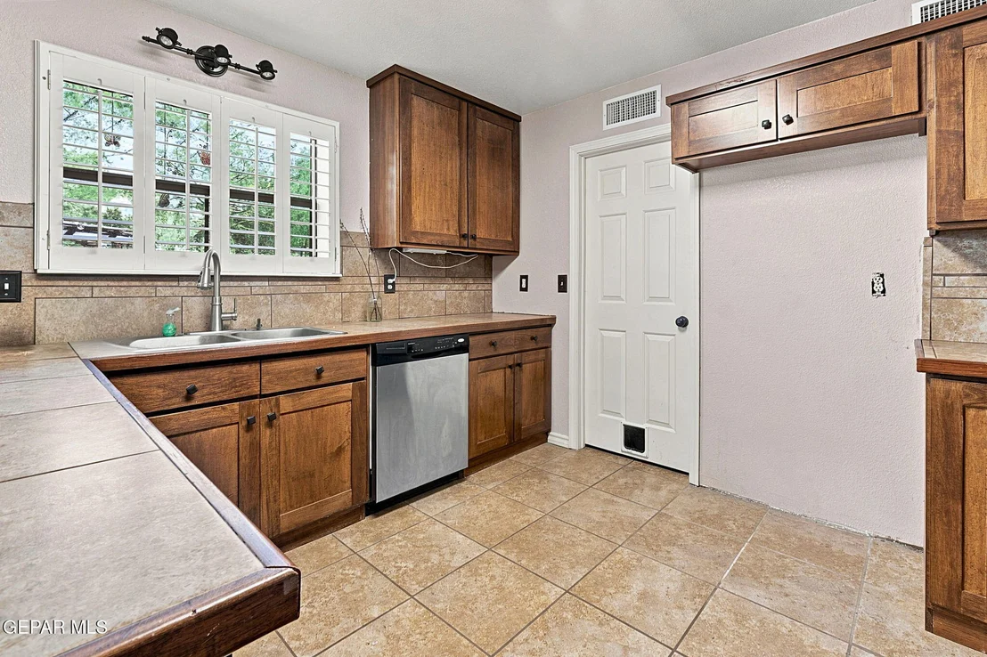Photo of 860 HEMPSTEAD Drive