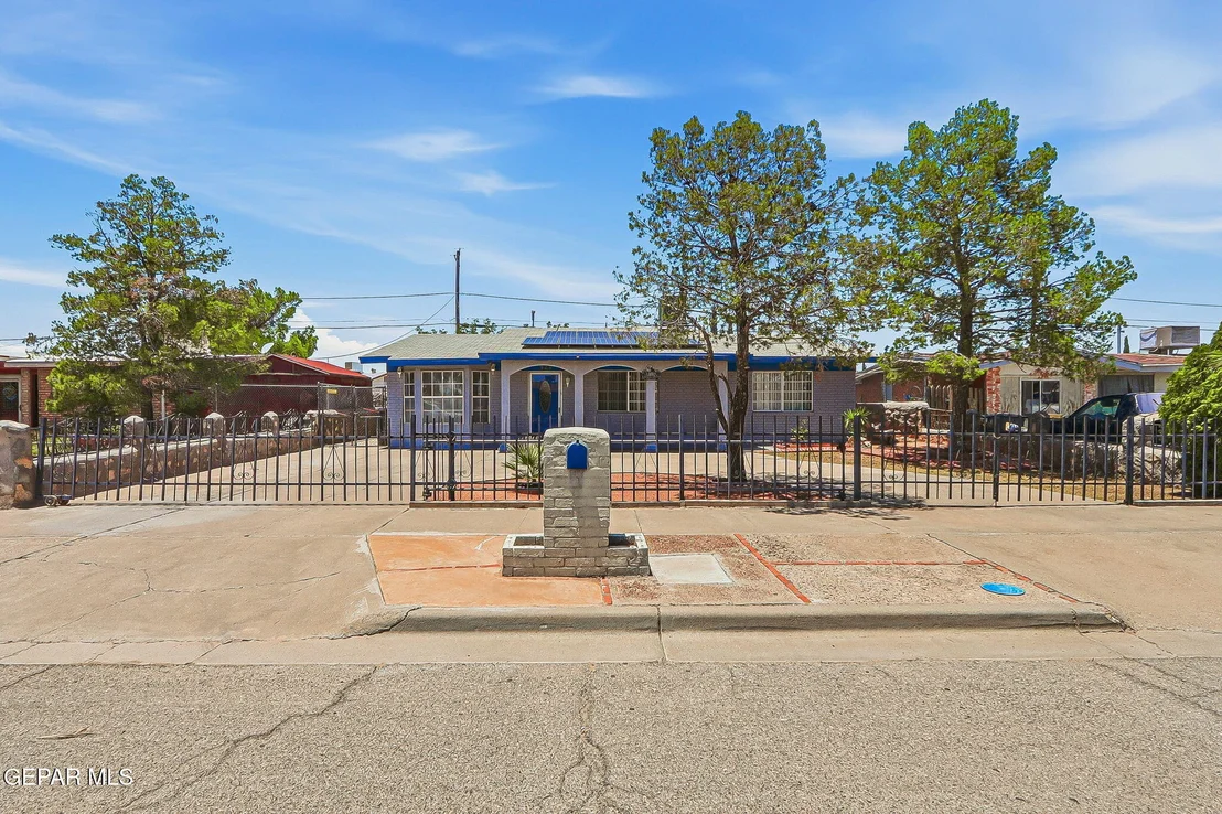 Photo of 323 VALLE SERENO Drive