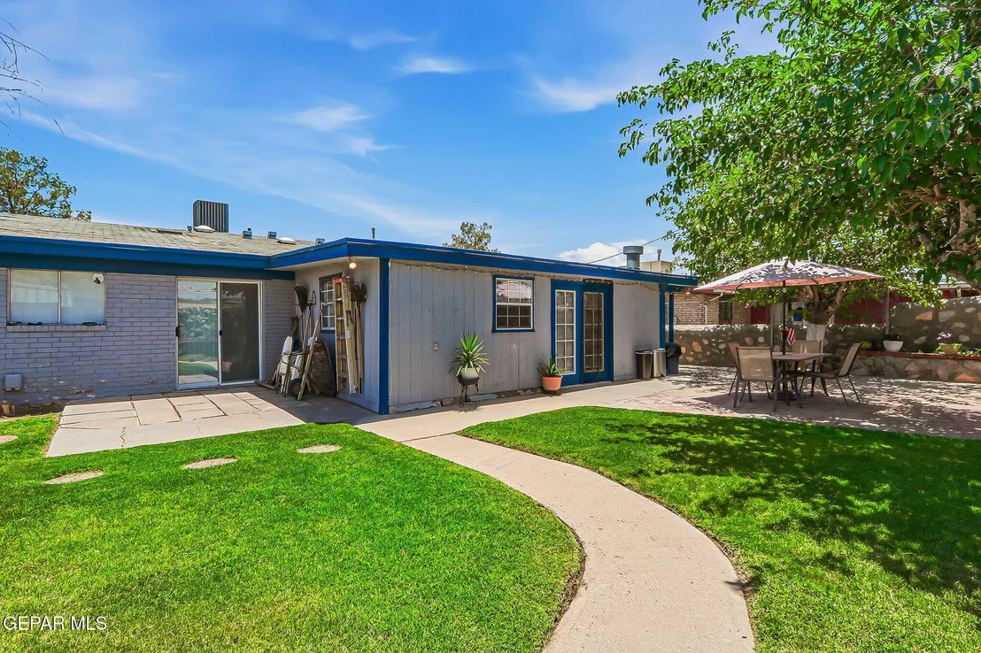 Photo of 323 VALLE SERENO Drive