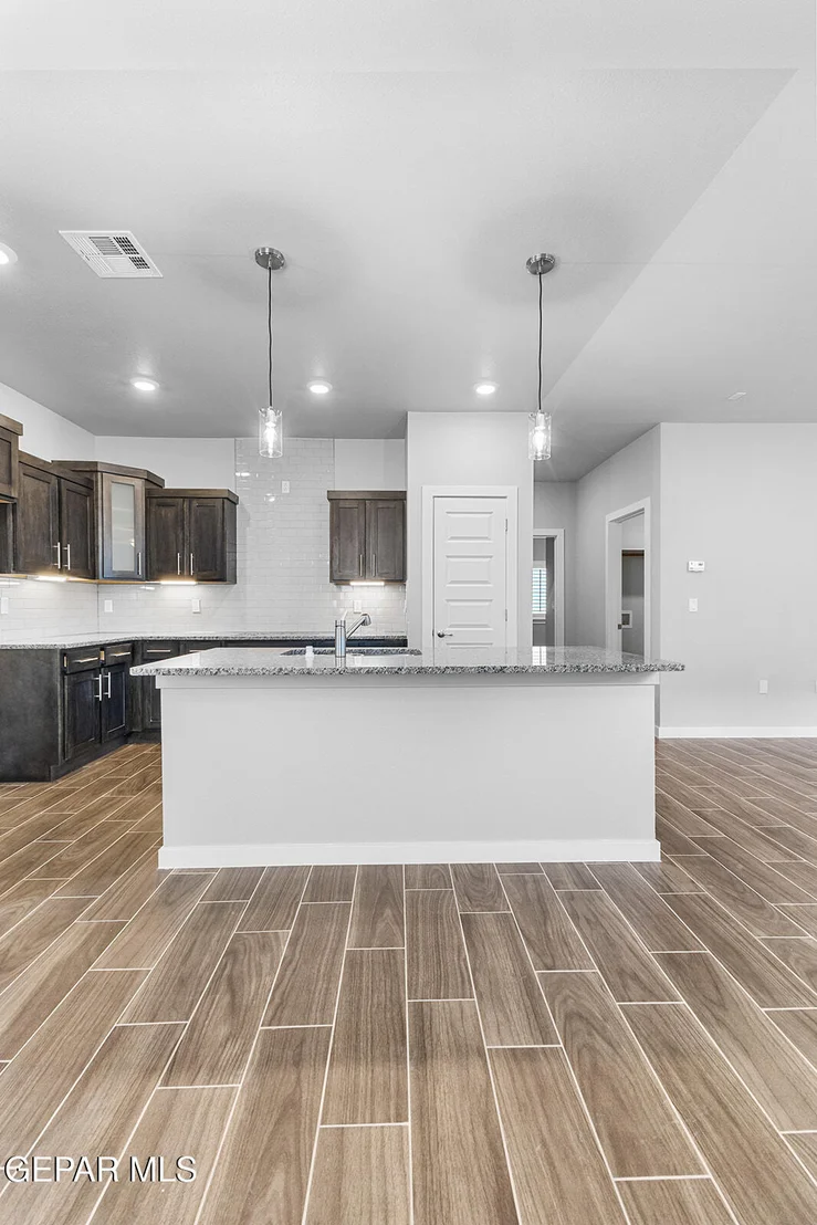 Photo of 937 Nayland Place