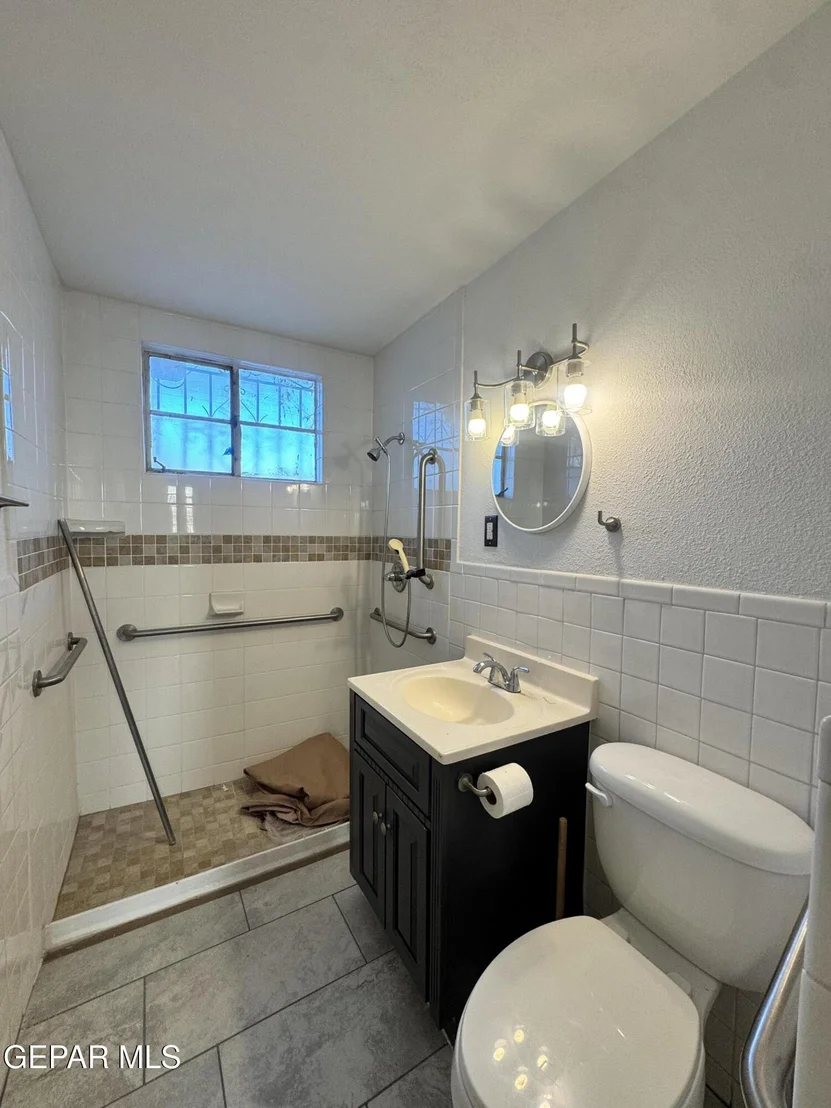 Photo of 828 OLSON Street