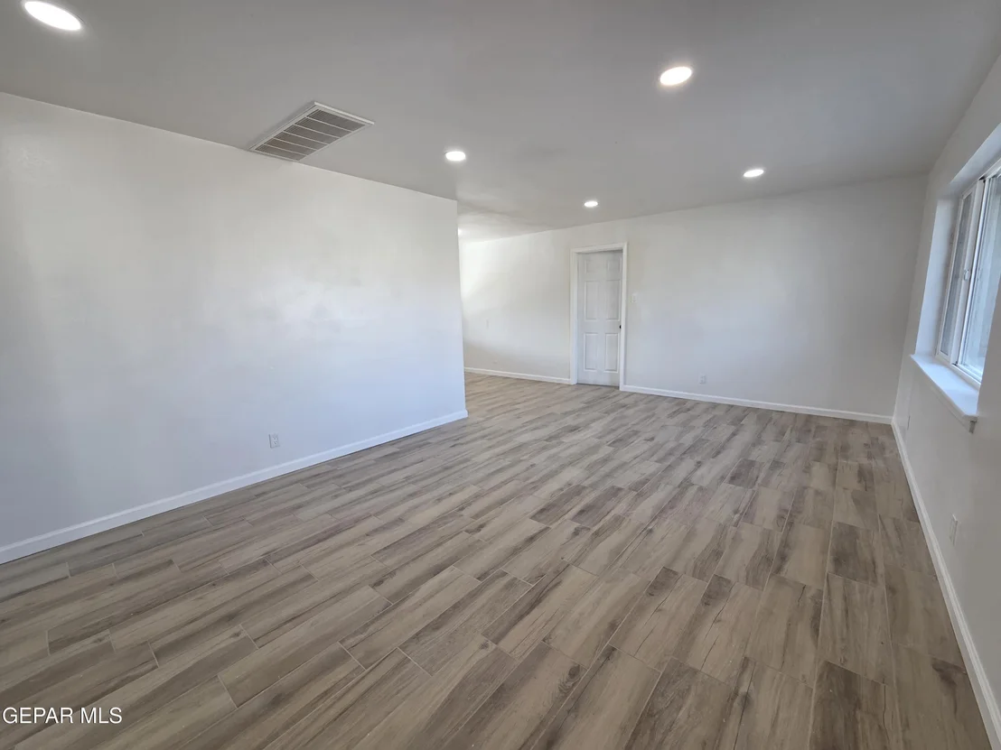 Photo of 1221 MEADOWVIEW Drive