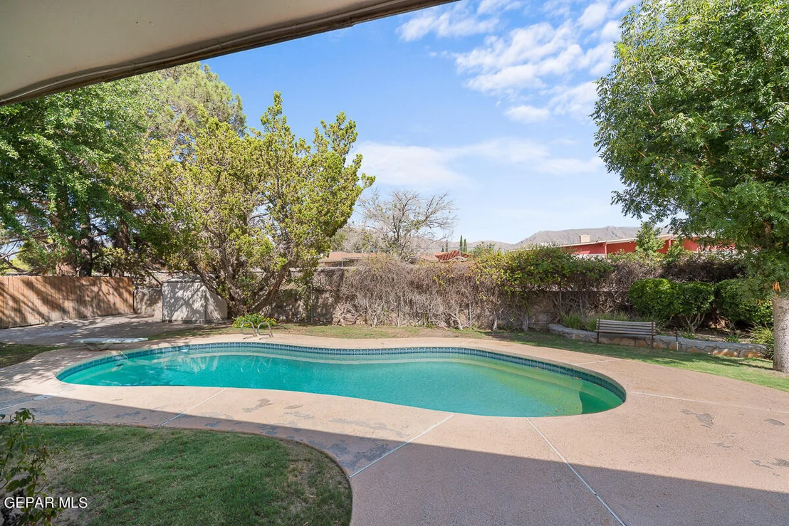 Photo of 424 PALMARY Drive