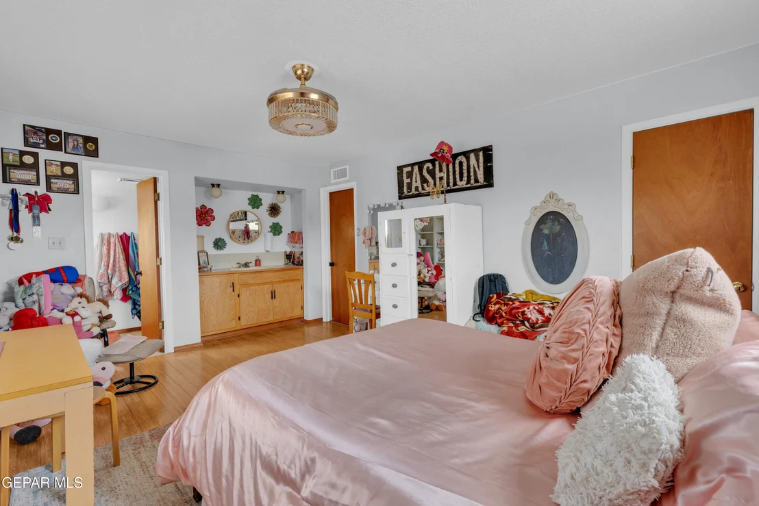 Photo of 6040 STRAHAN Road