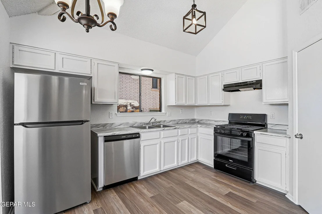Photo of 628 WOODCREST Lane
