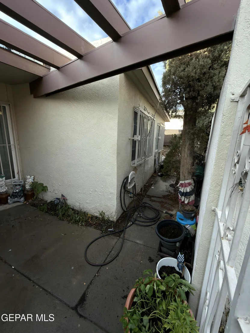Photo of 1657 LOMALAND Drive