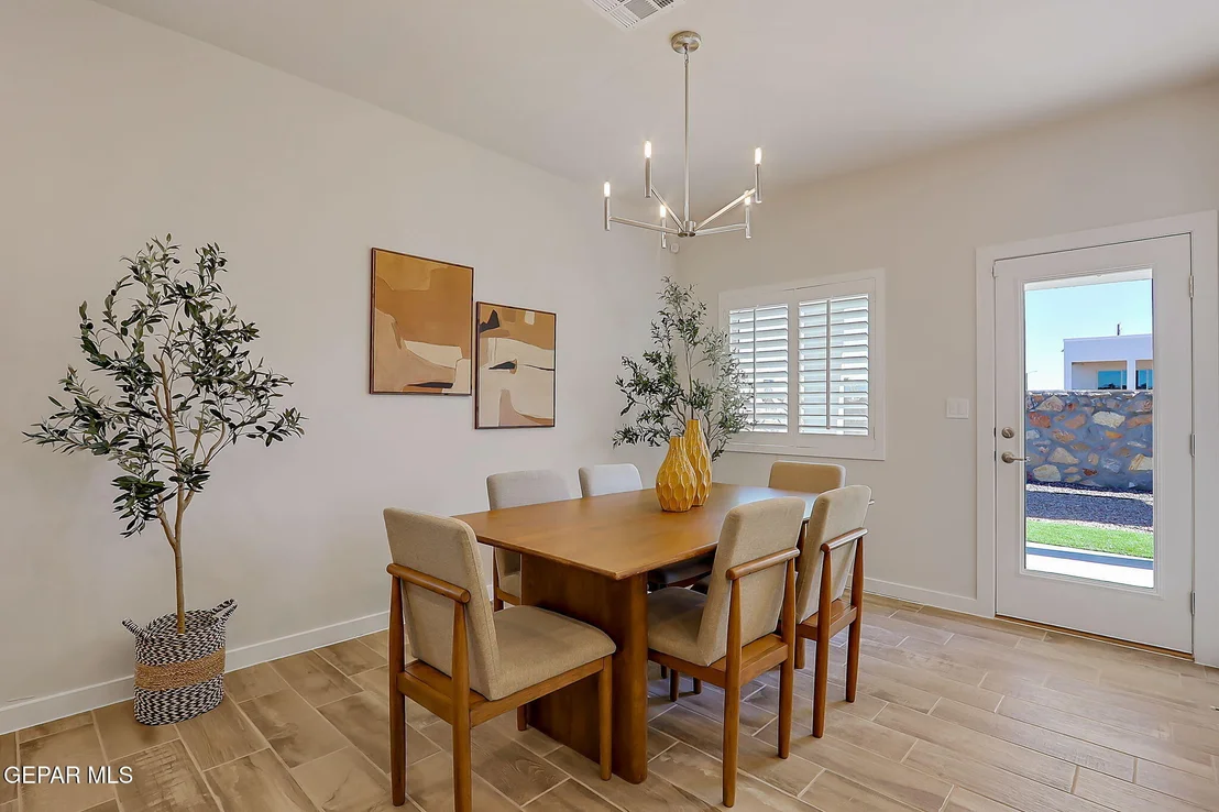 Photo of 924 Nayland Place