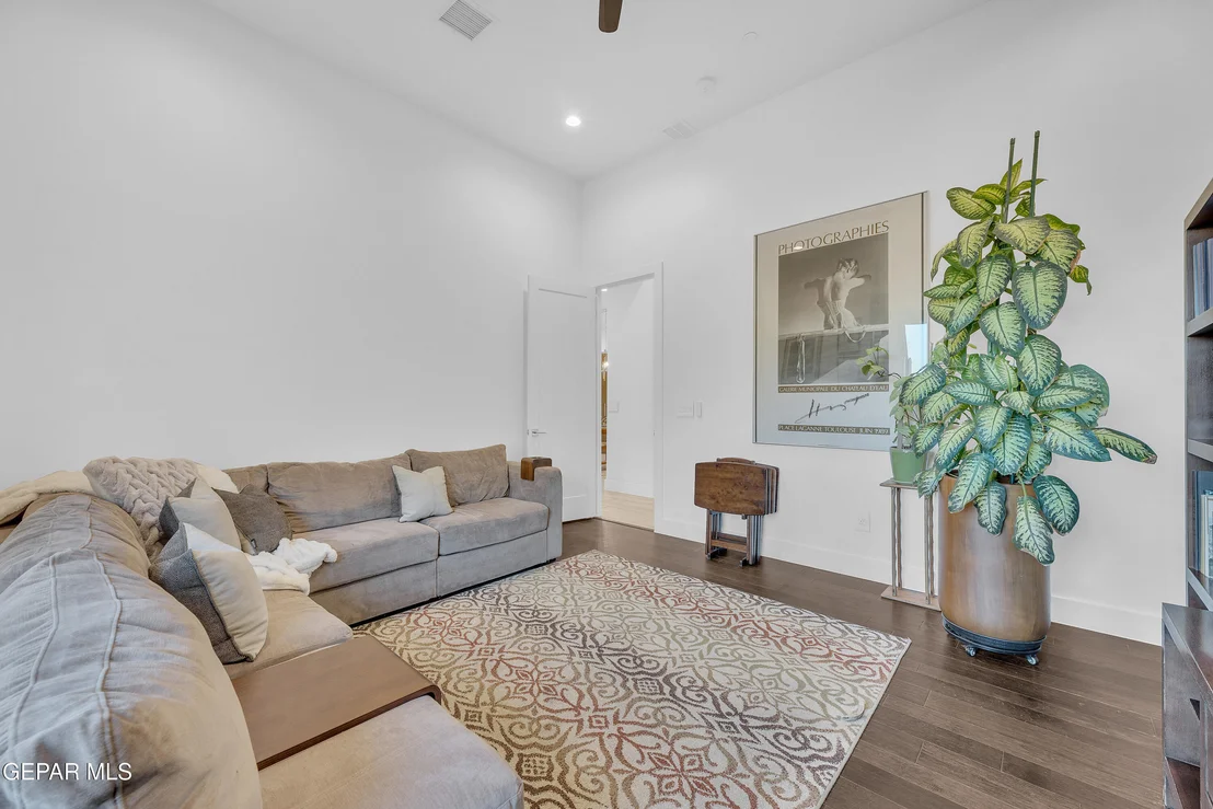 Photo of 386 ROCKY POINTE Drive
