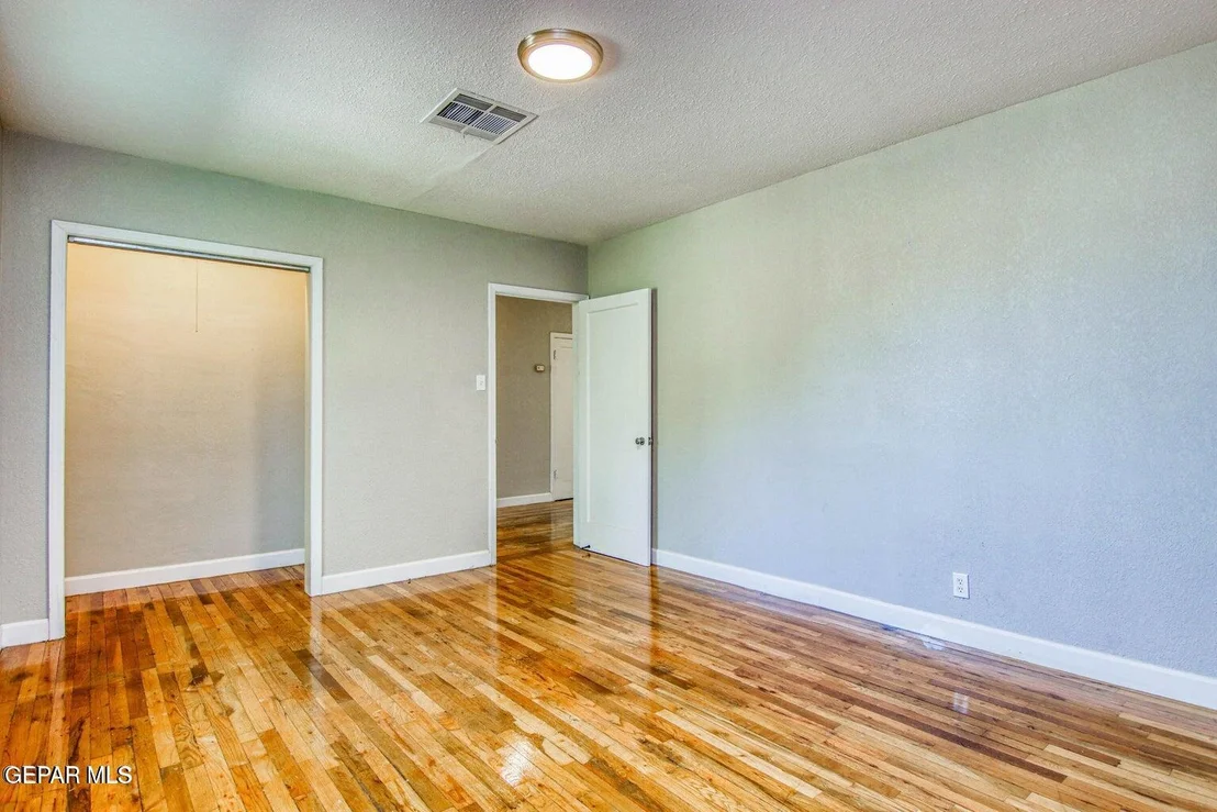 Photo of 915 Sparks Circle