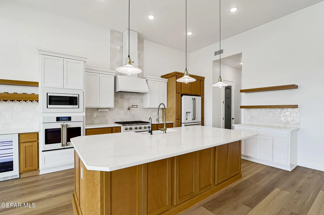 Photo of 7437 CAVESON Road