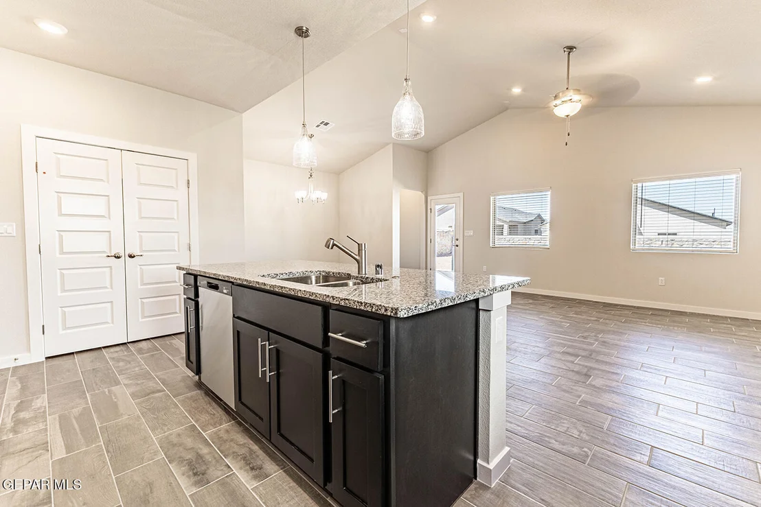 Photo of 933 Nayland Place