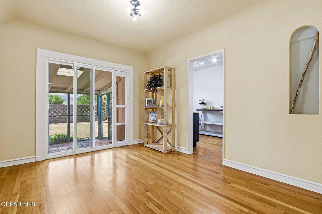 Photo of 2037 CRESCENT Circle