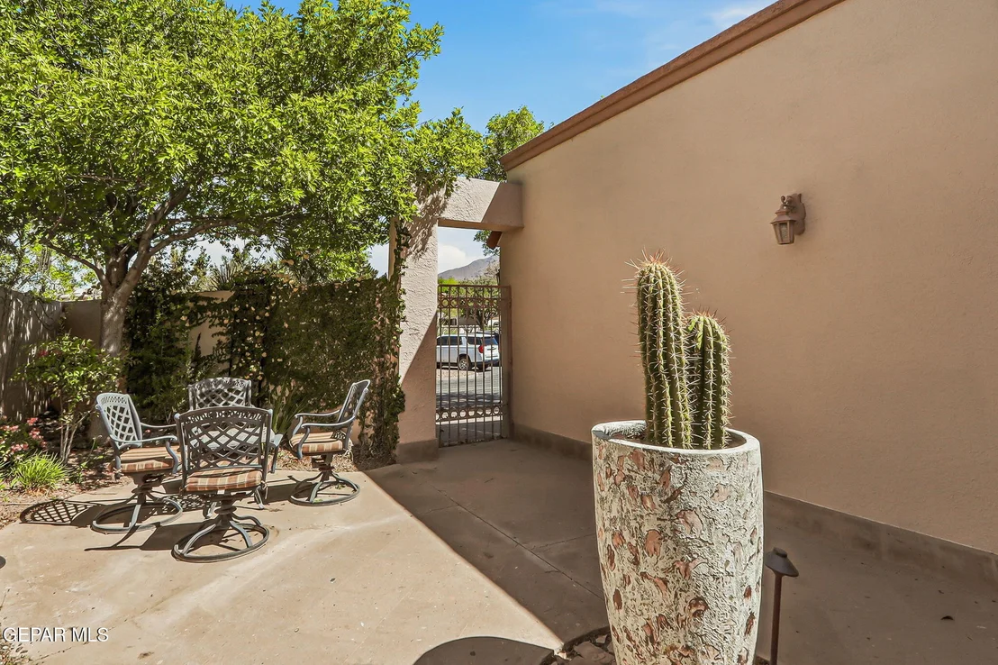 Photo of 1038 LOS JARDINES Circle
