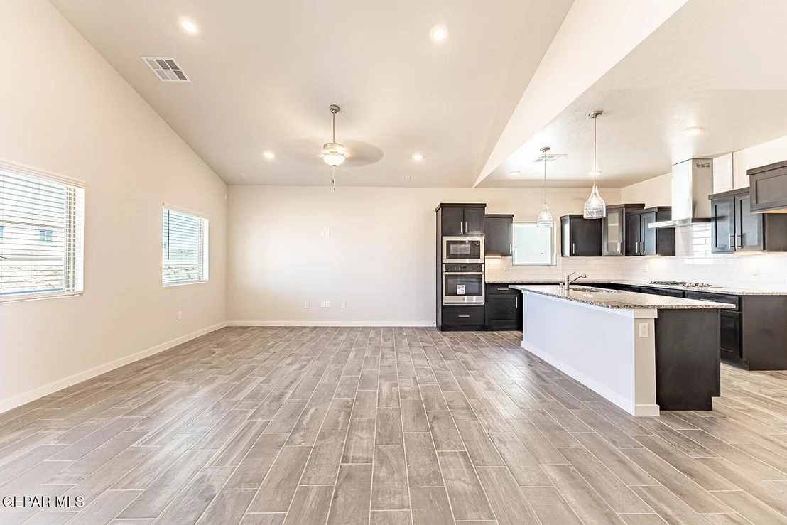 Photo of 933 Nayland Place