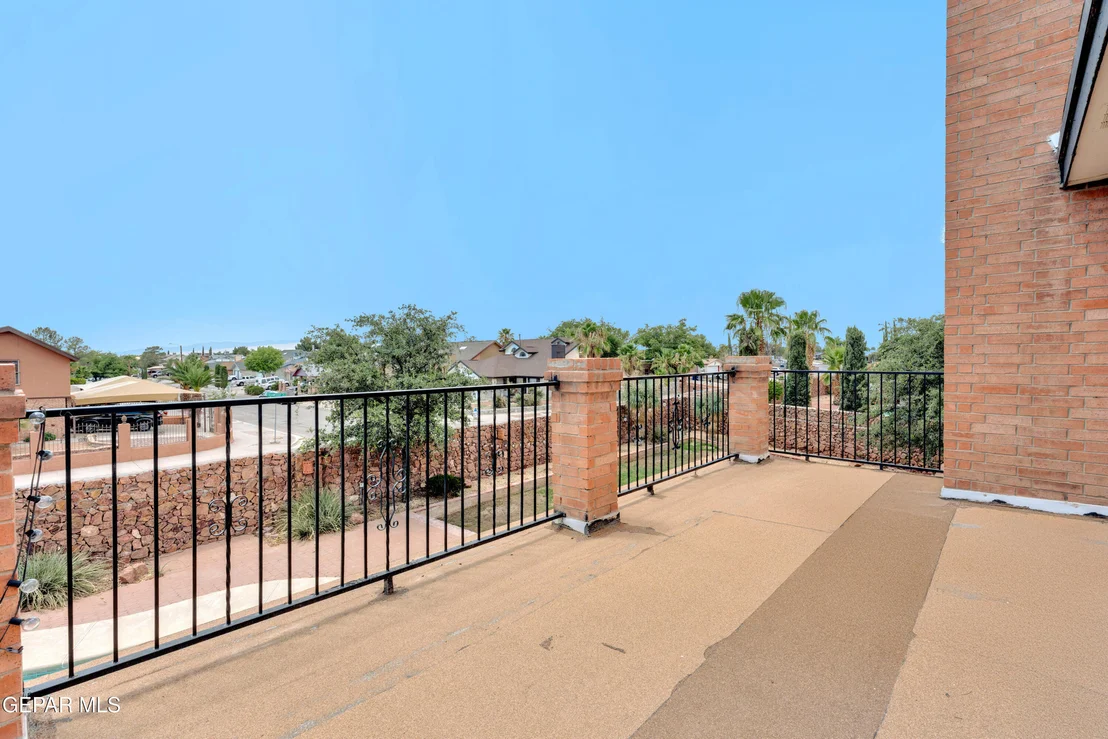 Photo of 2121 GREENLEE Drive