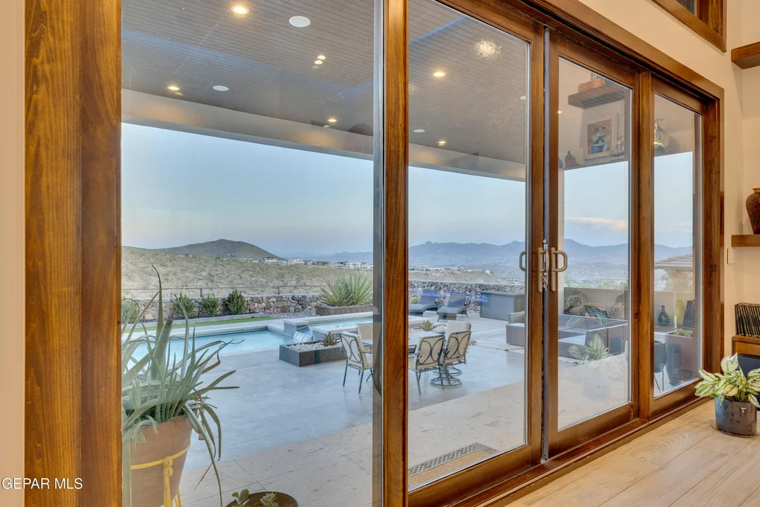 Photo of 386 ROCKY POINTE Drive