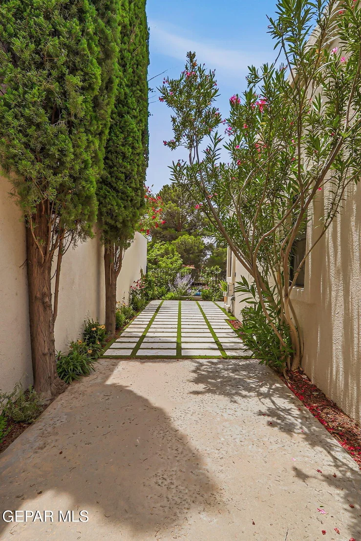 Photo of 1077 LOS JARDINES Circle