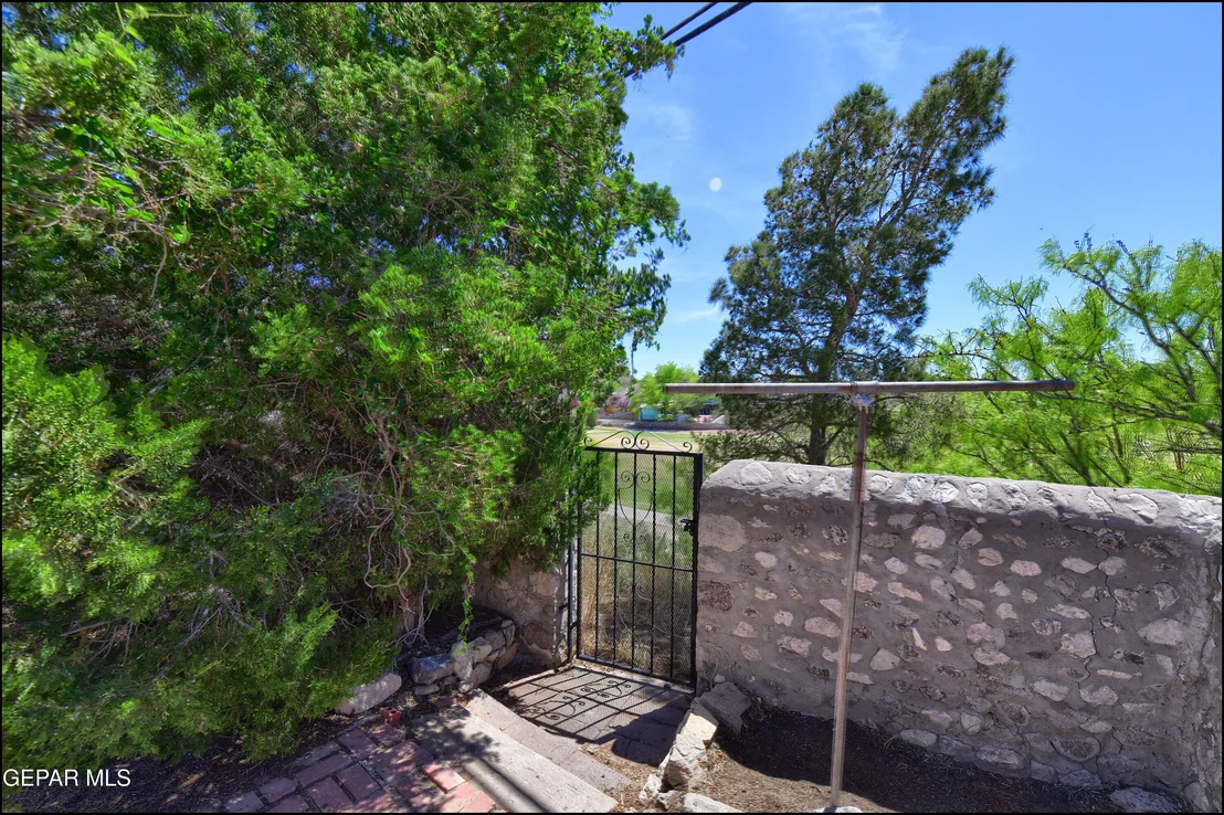 Photo of 912 MESITA Drive