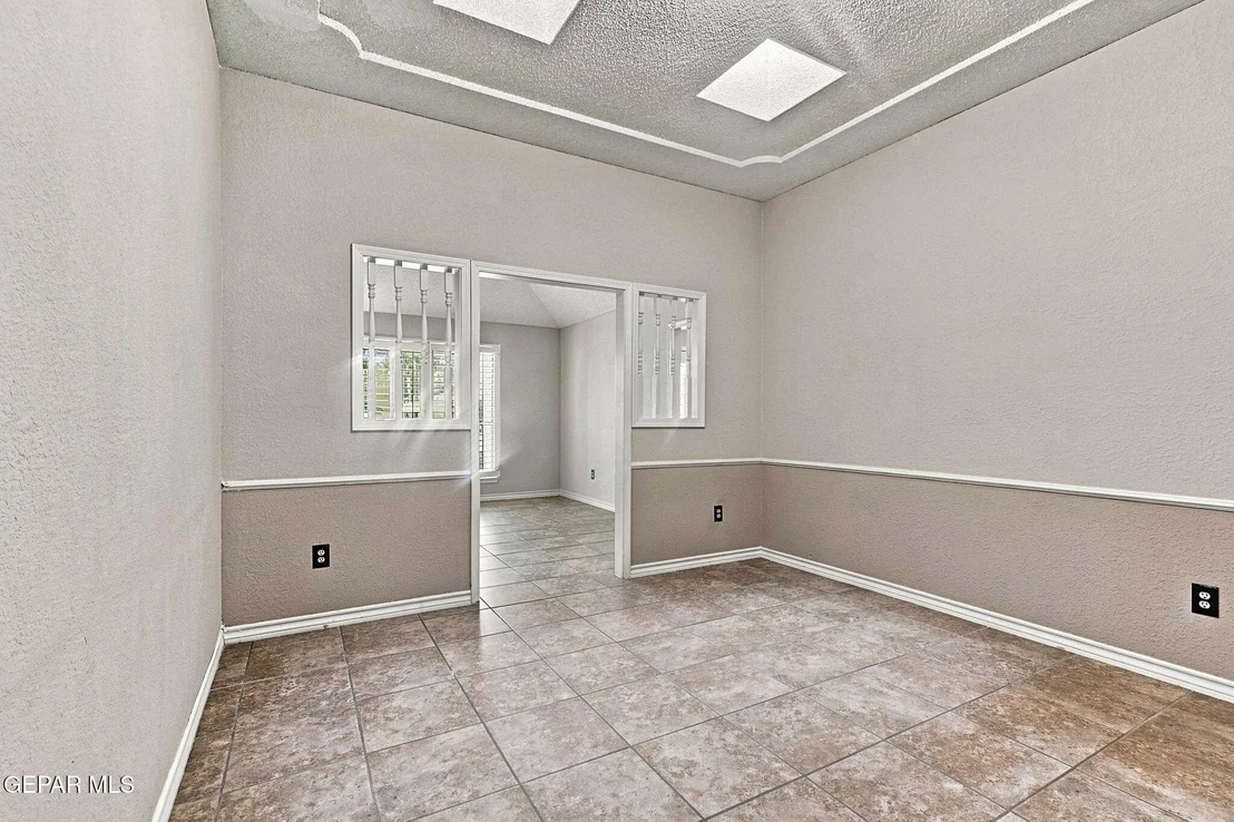 Photo of 860 HEMPSTEAD Drive