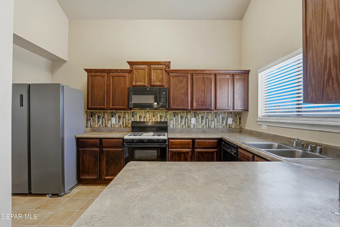 Photo of 14261 WOODS POINT Avenue