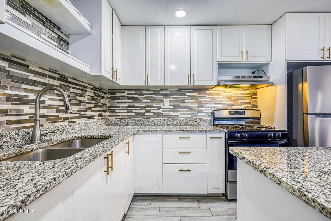 Photo of 232 E BORDERLAND Road