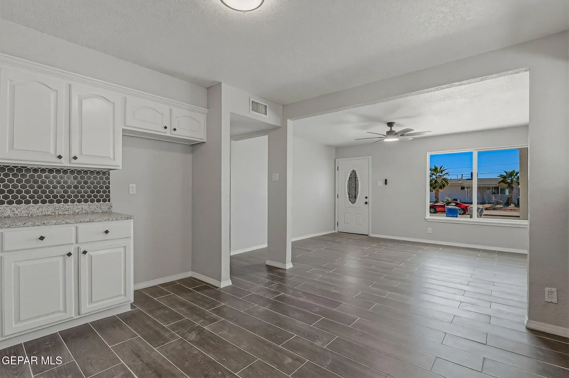 Photo of 261 GLADYS Avenue
