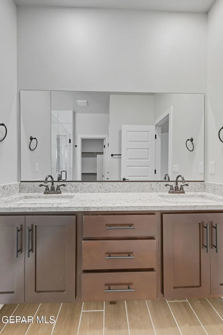 Photo of 925 Nayland Place