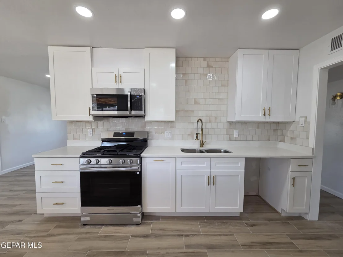 Photo of 1221 MEADOWVIEW Drive