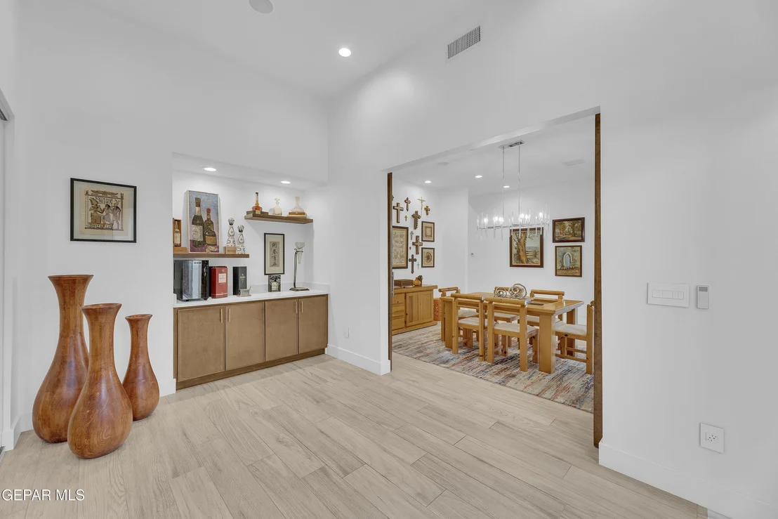 Photo of 386 ROCKY POINTE Drive