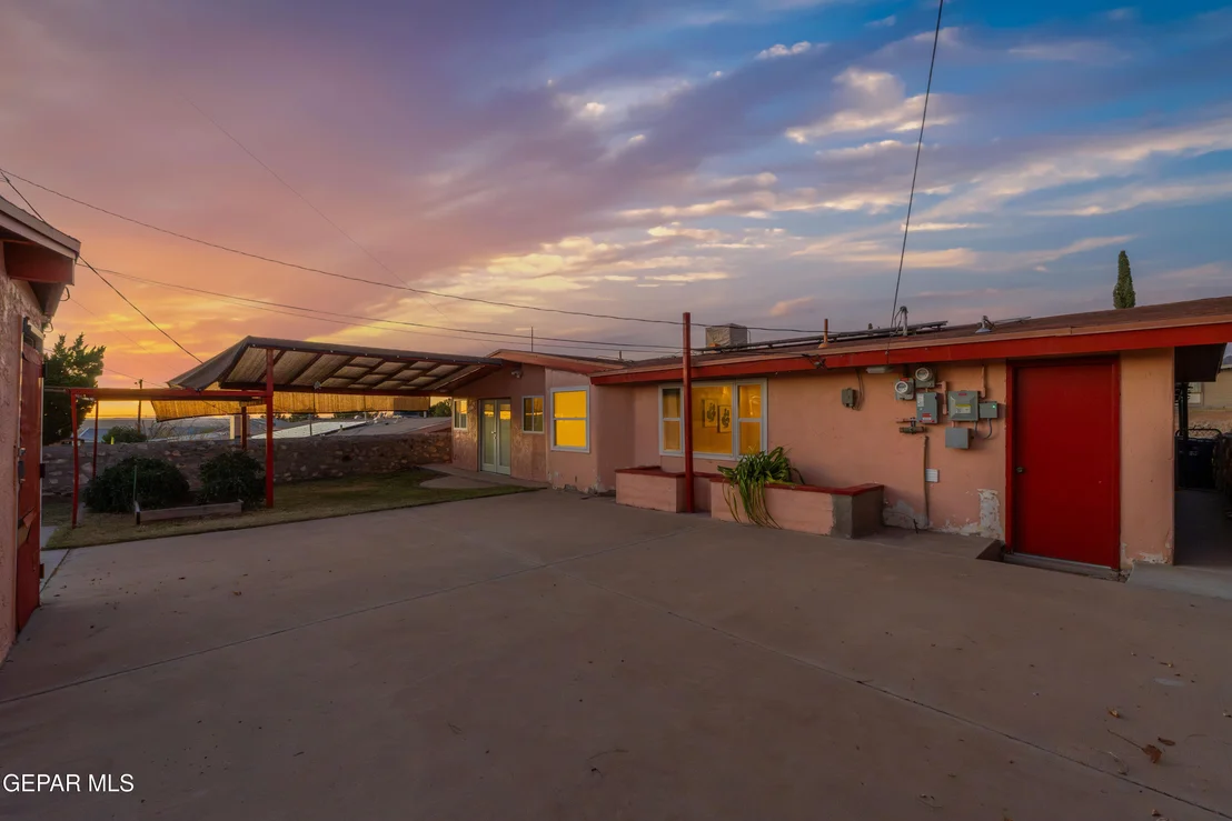 Photo of 332 CARNIVAL Drive