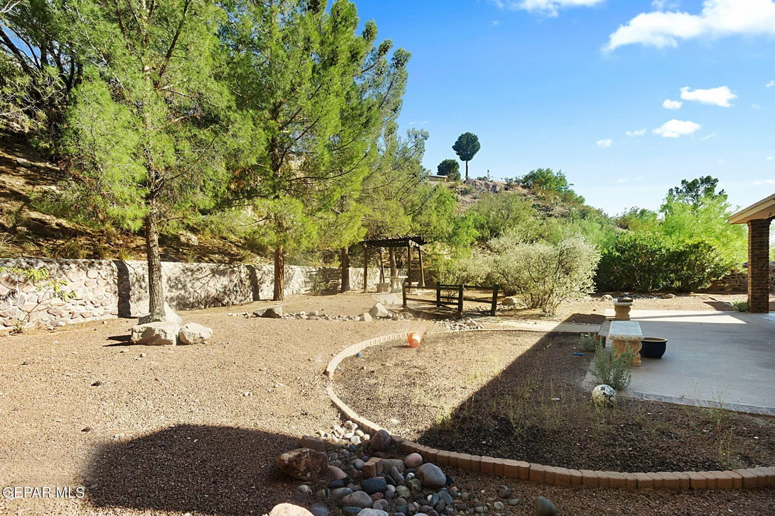 Photo of 860 HEMPSTEAD Drive