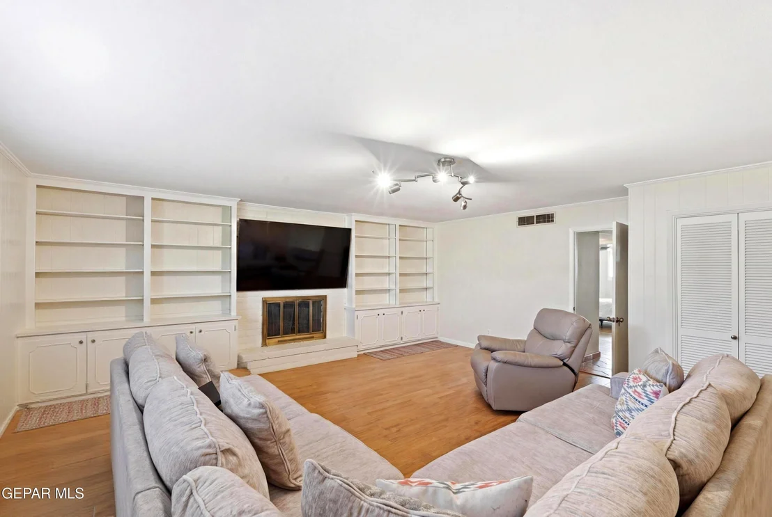 Photo of 6416 LOS ROBLES Drive