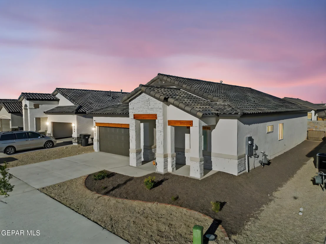 Photo of 925 Nayland Place