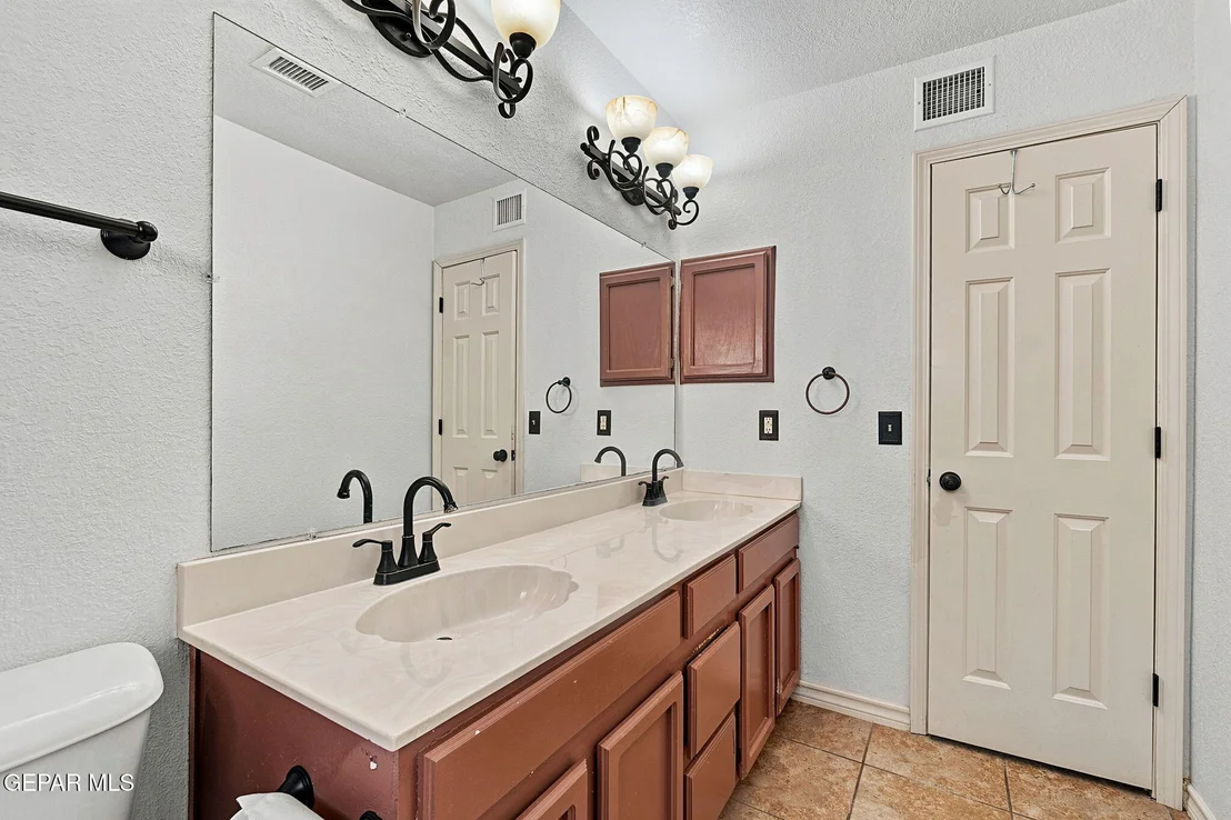 Photo of 860 HEMPSTEAD Drive