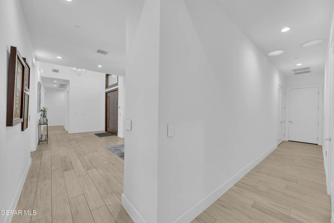 Photo of 386 ROCKY POINTE Drive