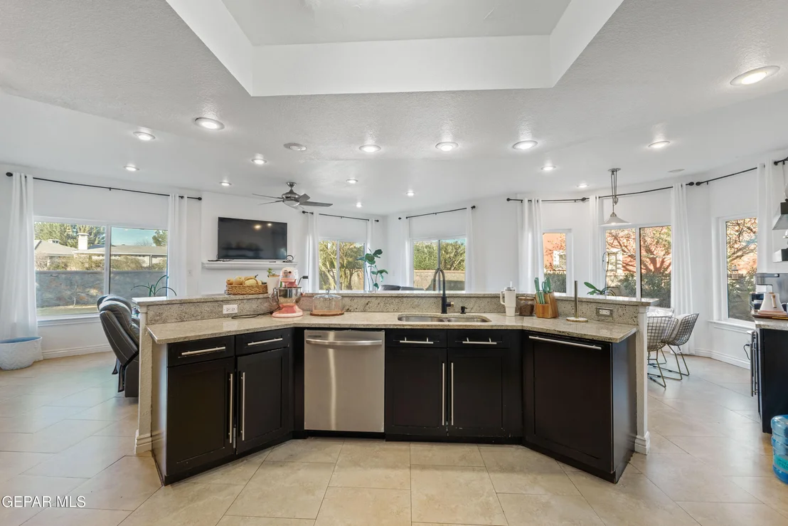 Photo of 721 WILLOW GLEN Drive