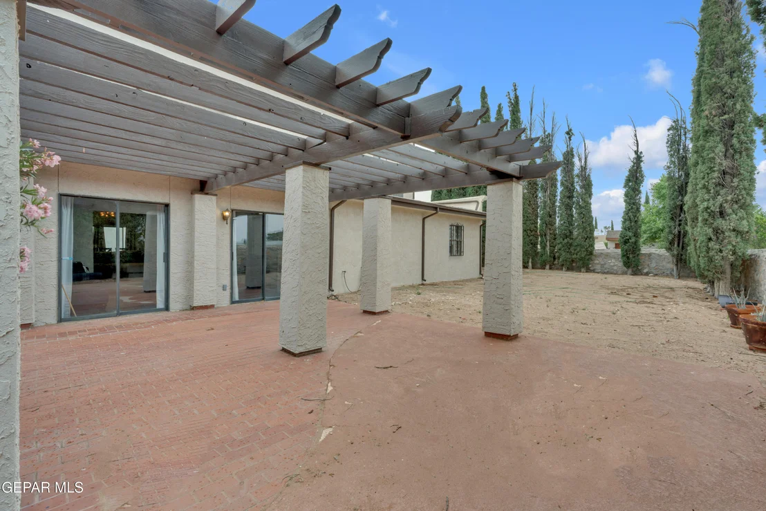 Photo of 425 VALPLANO Drive