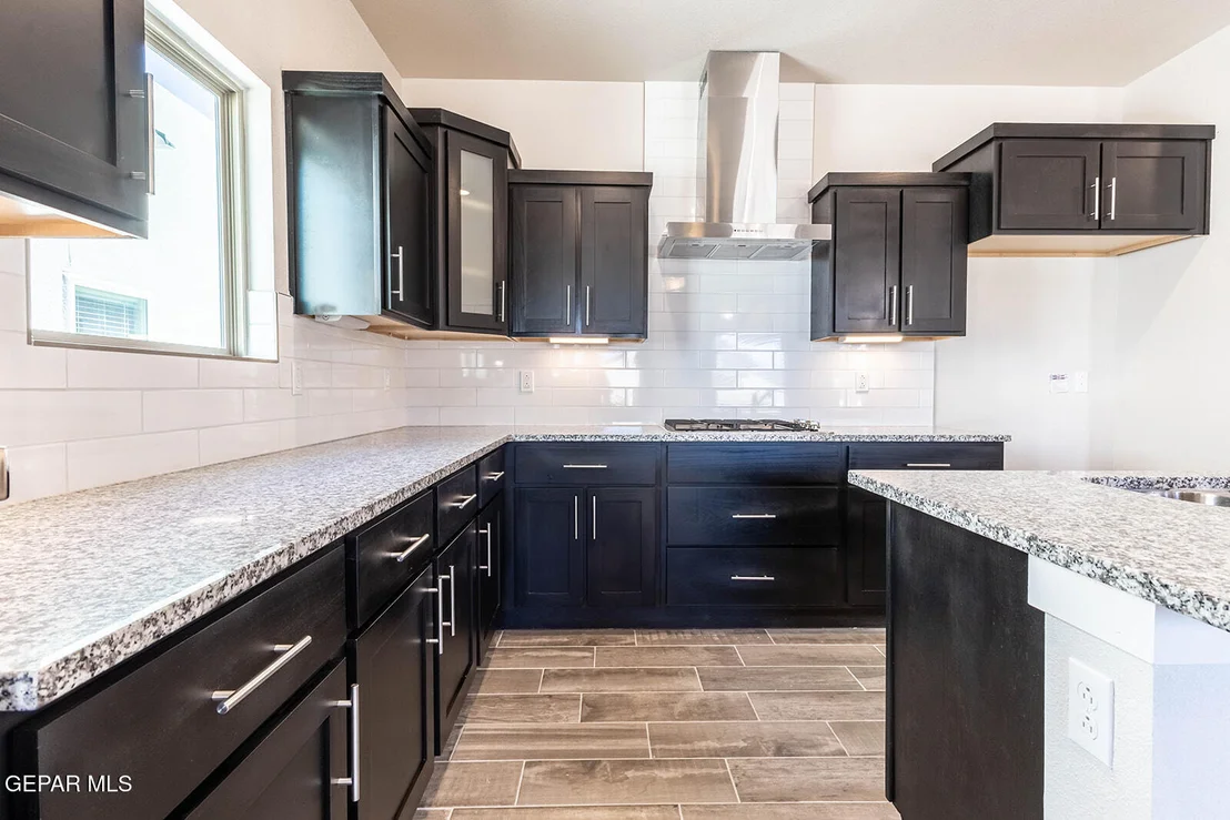 Photo of 933 Nayland Place