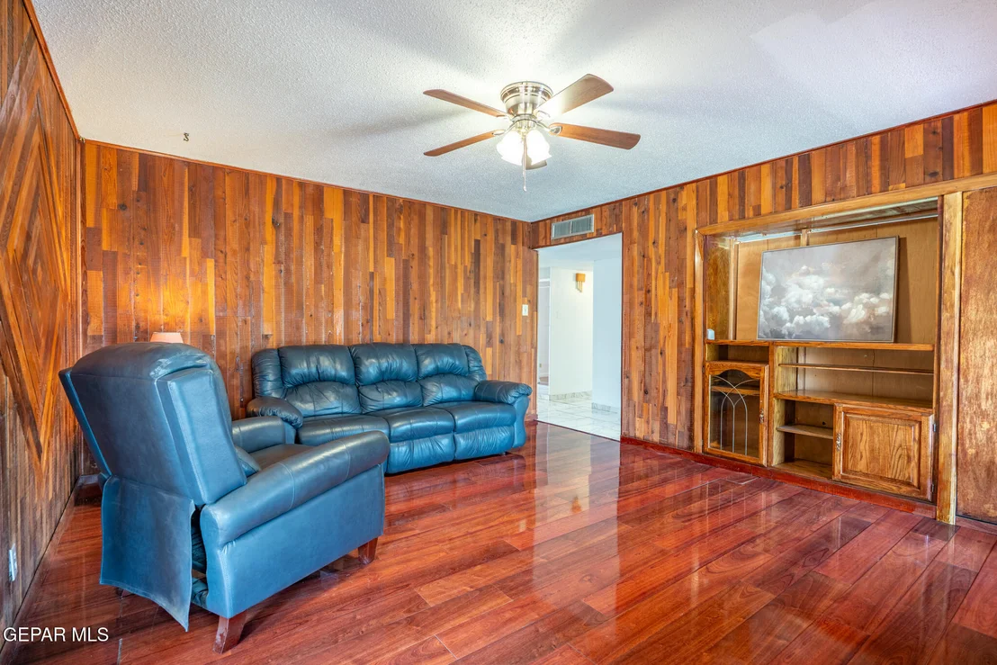 Photo of 8516 Mineola Drive
