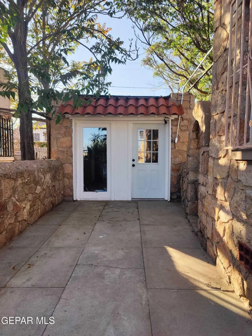 Photo of 2227 GRANT Avenue