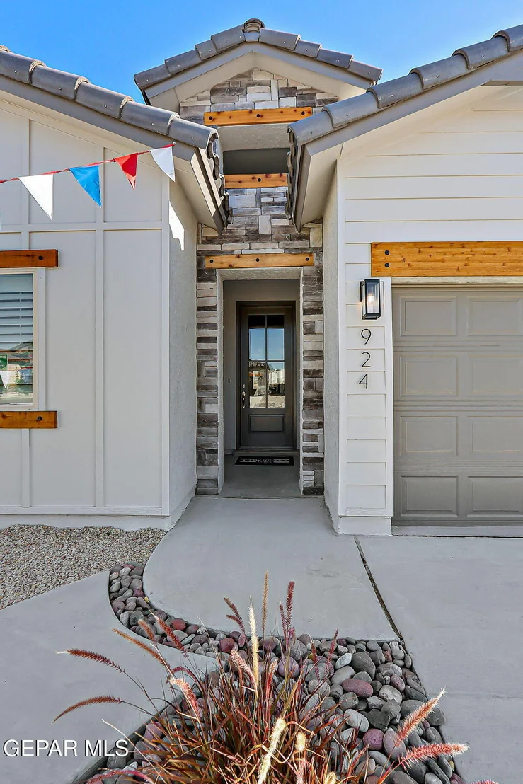 Photo of 924 Nayland Place