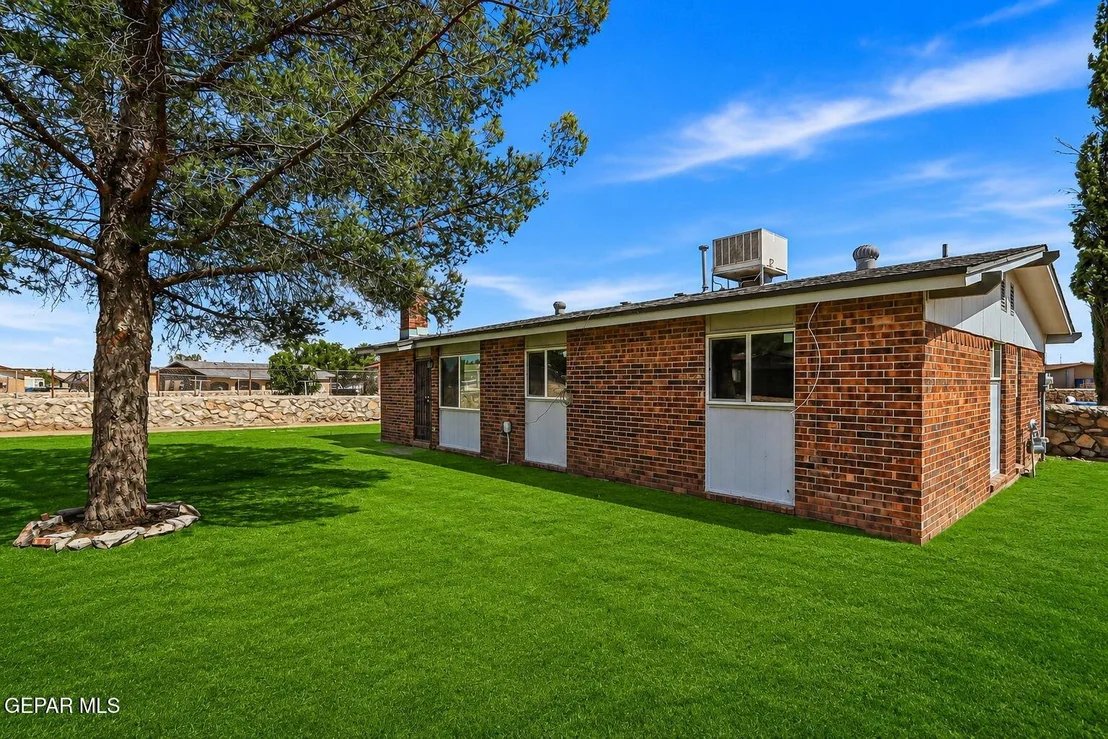 Photo of 8400 FURMAN Place