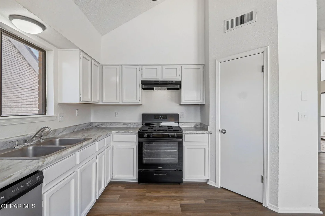 Photo of 628 WOODCREST Lane