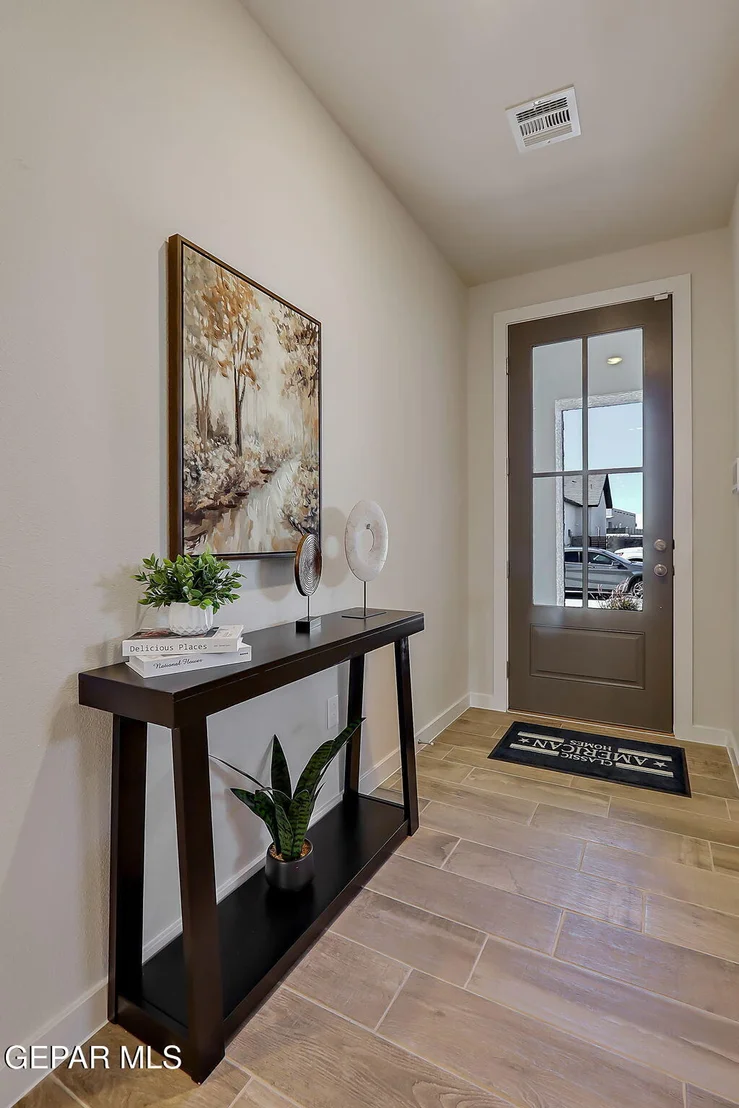 Photo of 924 Nayland Place