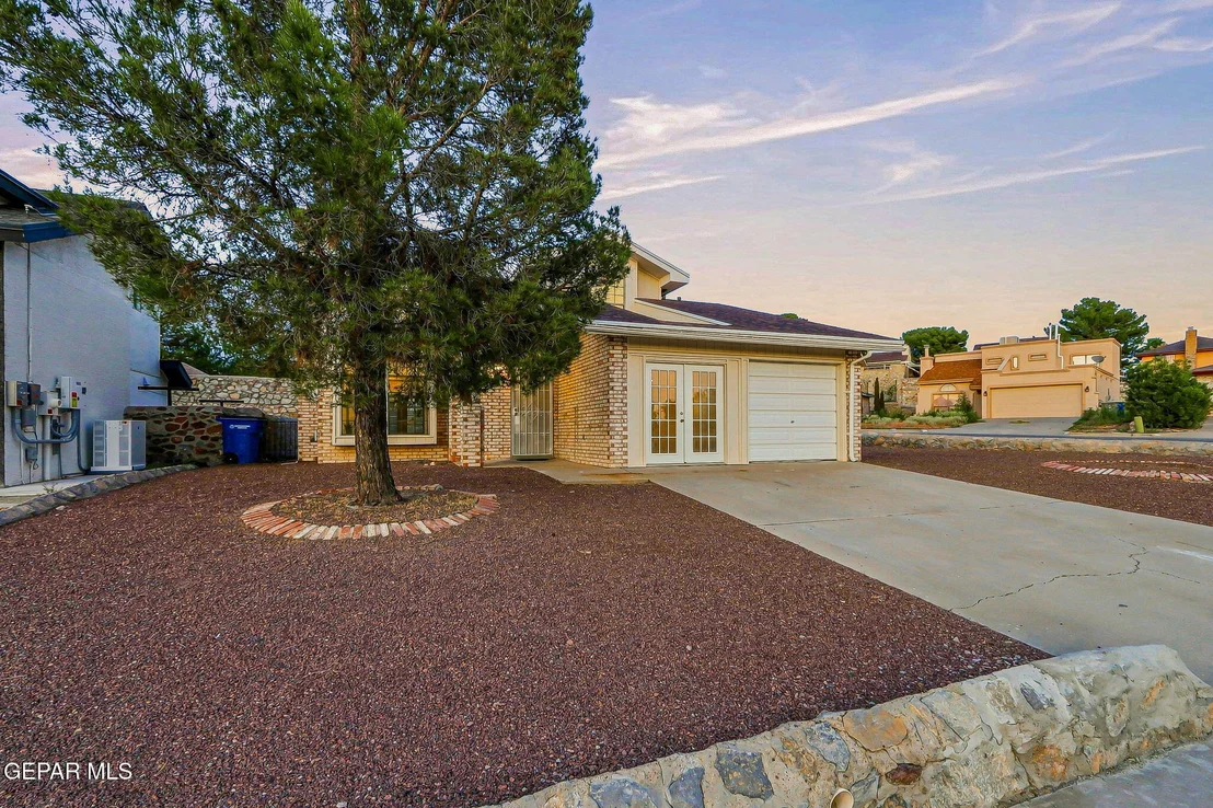 Photo of 7420 LAKEHURST Road