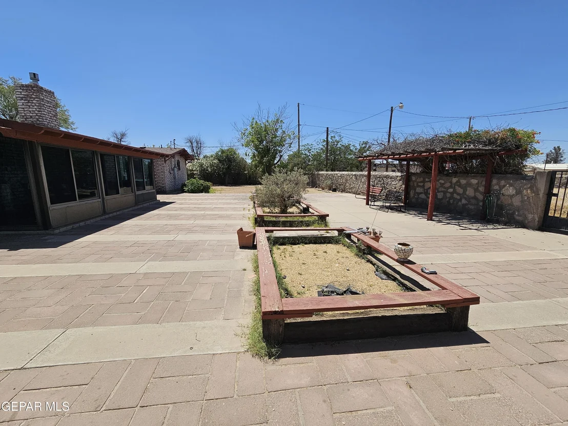Photo of 800 N G Avenue N
